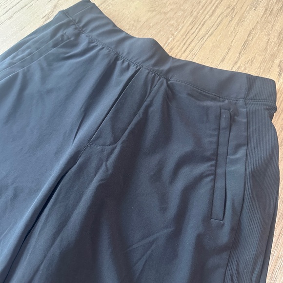 Athleta Shorts Size 2 Black Casual Travel Bermuda Walking - Picture 2 of 8